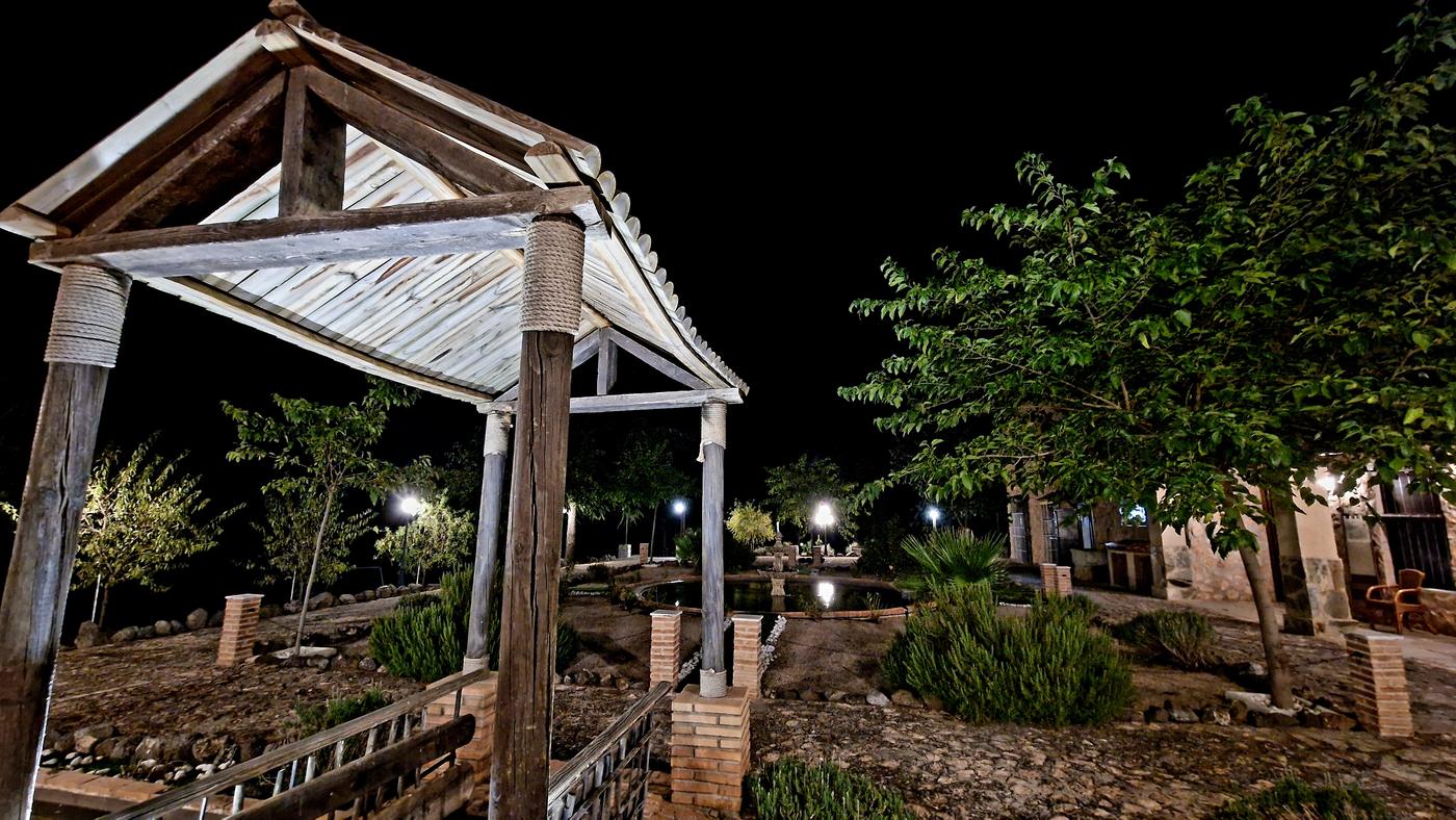 Pérgola iluminada de noche