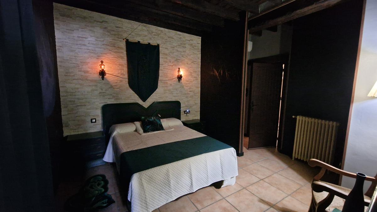 Habitación de matrimonio con cabecero verde