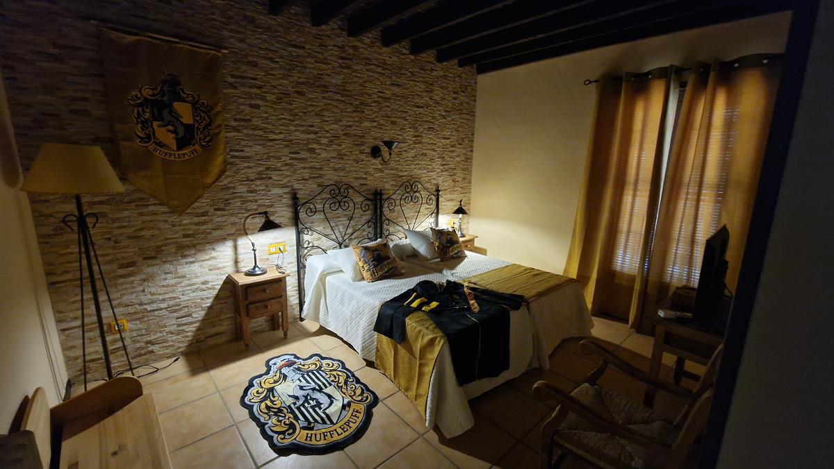 Habitación con alfombra y lámpara de pie