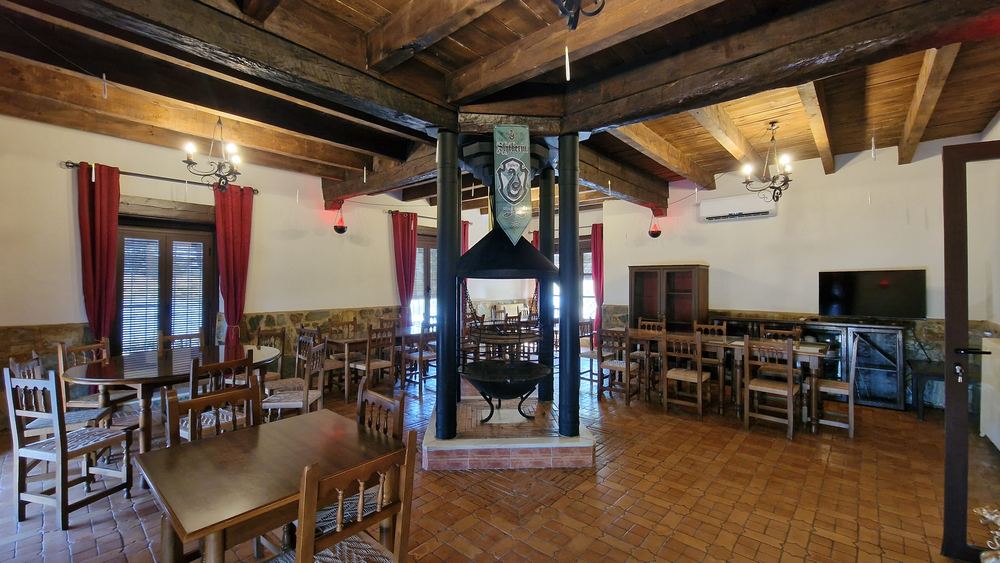 Comedor con mesas largas para grupos