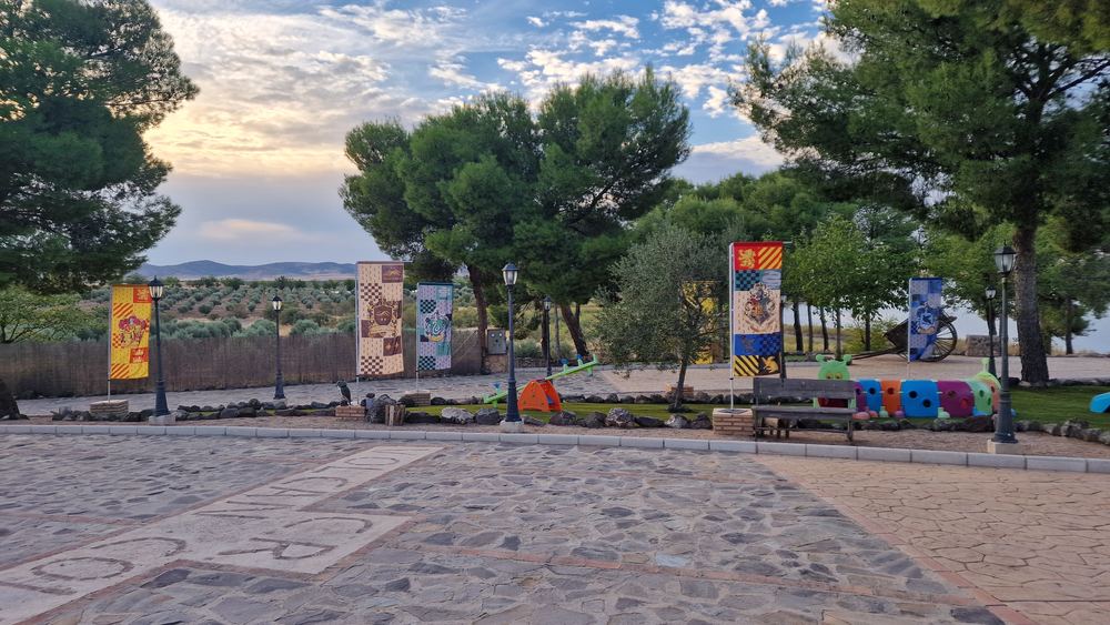 Patio con estandartes y vistas al embalse